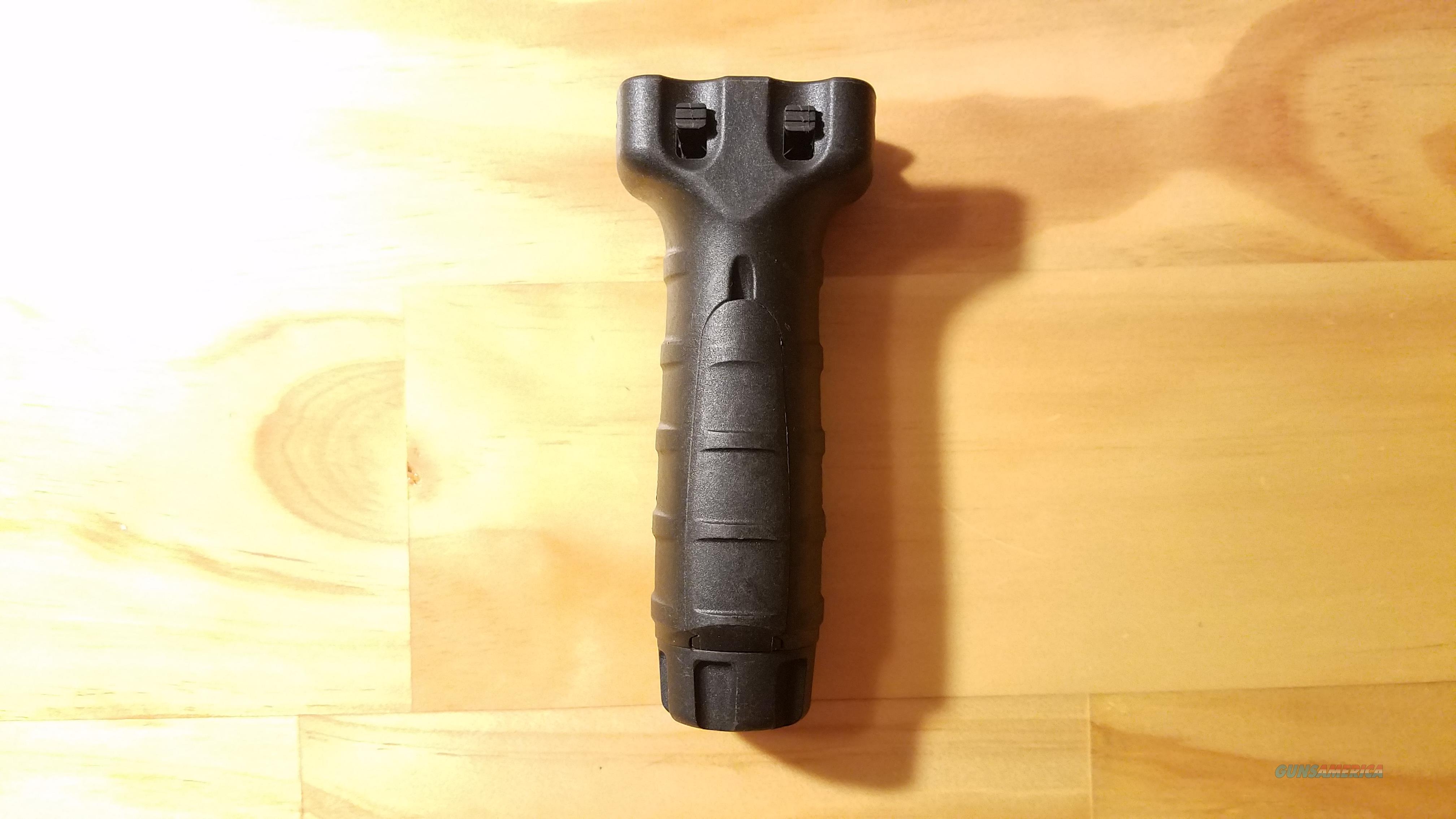 TangoDown Vertical Fore Grip (Surefire) - - TangoDown