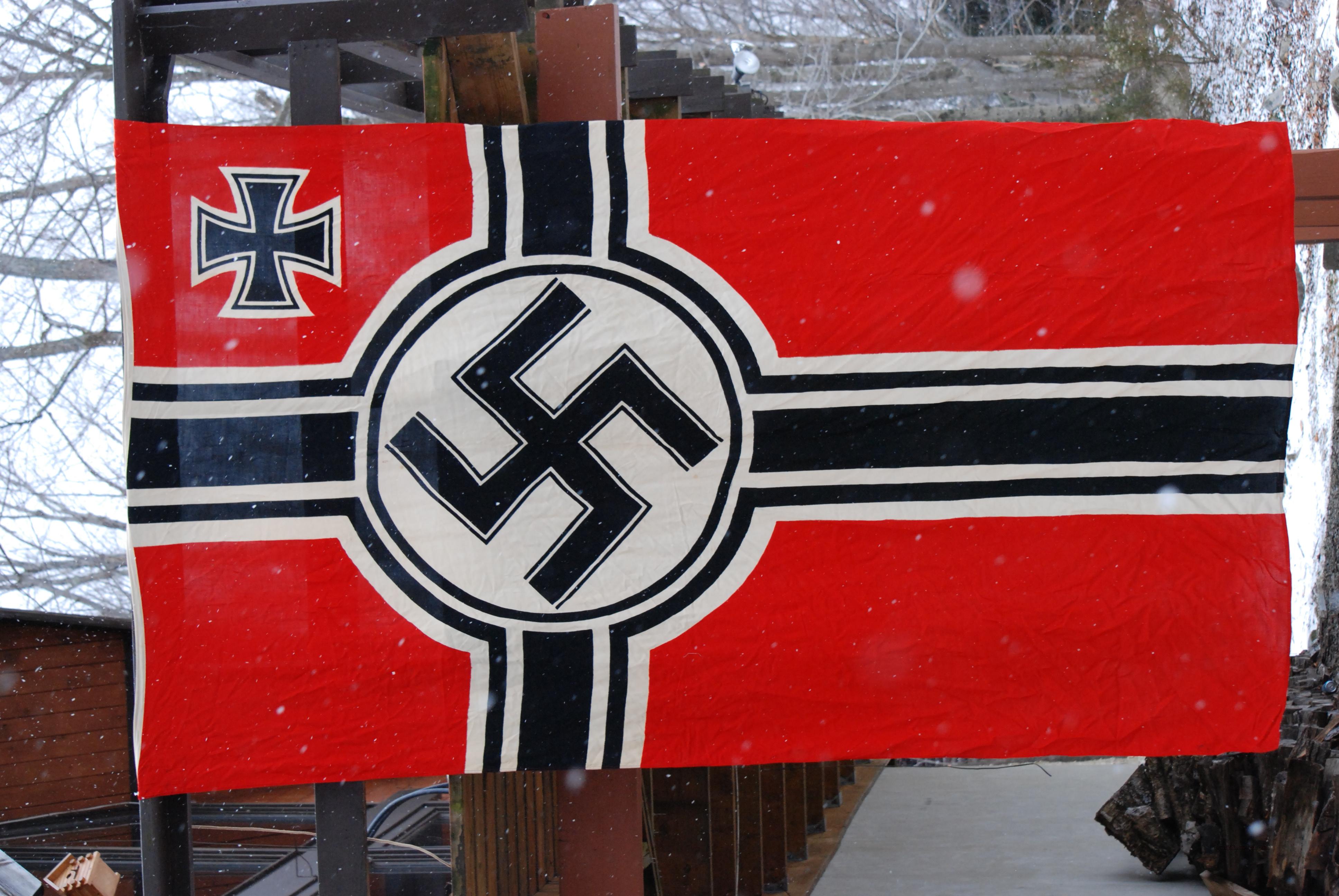 Флаг 3 рей. Флаг 3 рейха с крестом. Флаг нацистской Германии. Нацистская атрибутика.