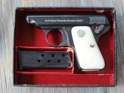 The back looks like a Colt and the front looks like a Walther. 