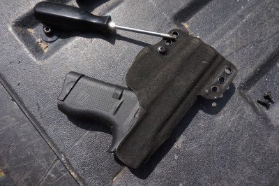 For minimalist wear, the mag carrier can be removed. 