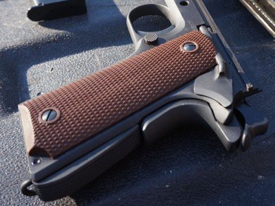 The arched mainspring housing and simple checkered grips give this an accurate historical feel.