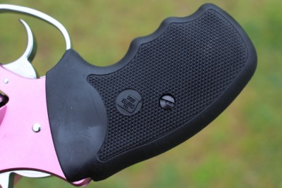 The rubber grip, even when wet, was easy to hold. This is a big grip. Smaller ones are available. 