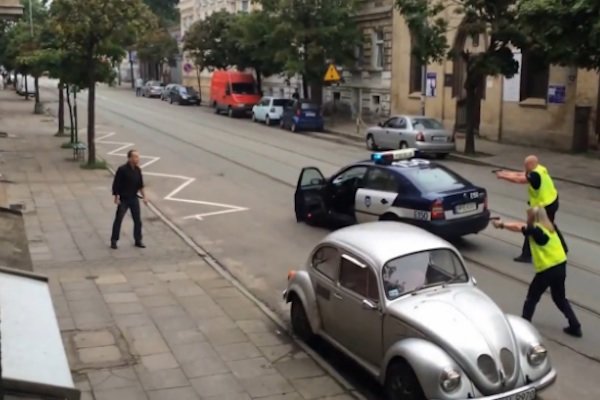 Polish Cops shoot aggressive suspect in knee