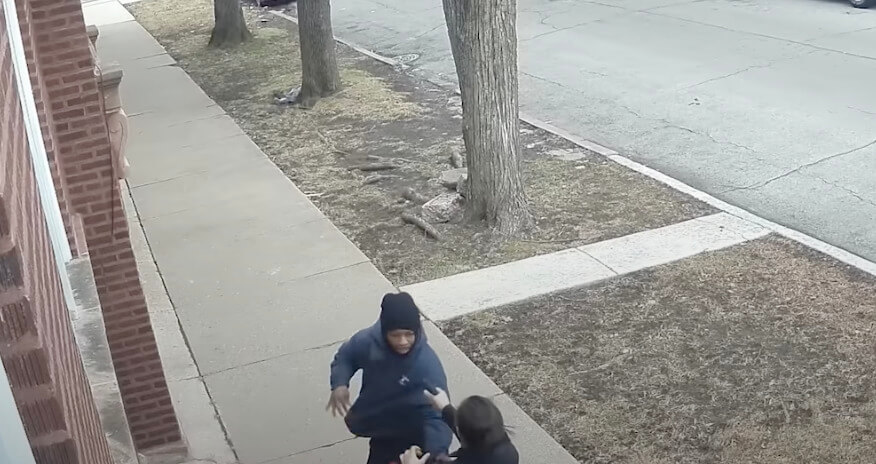 Screenshot show the confrontation between the off-duty cop and the suspect.