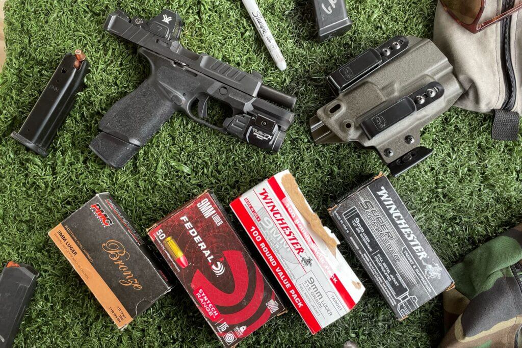 Echelon 4.0C tabletop shot with flush 15 round mag and extended 18 round mag