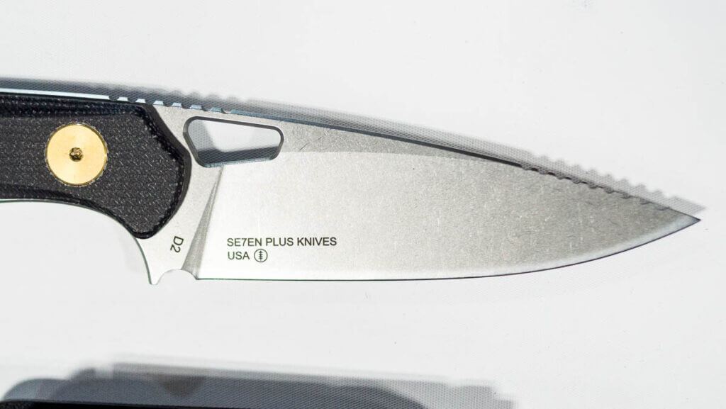 The cordillera blade laying on a table pointing right.