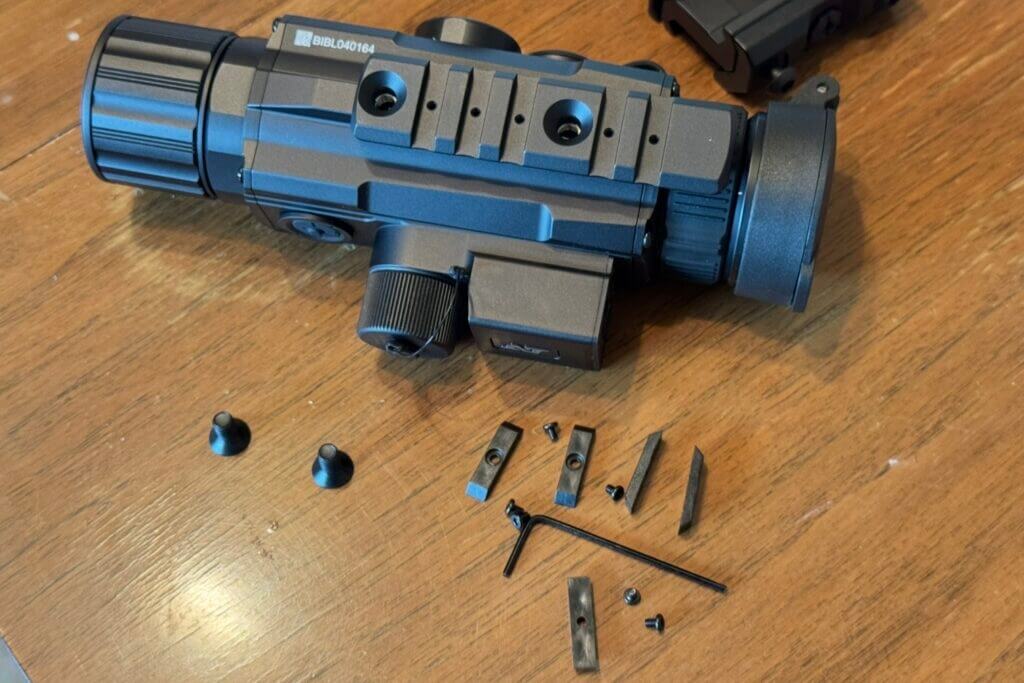 Pic rail mounting setup on the DNT Hydra HS335R thermal optic